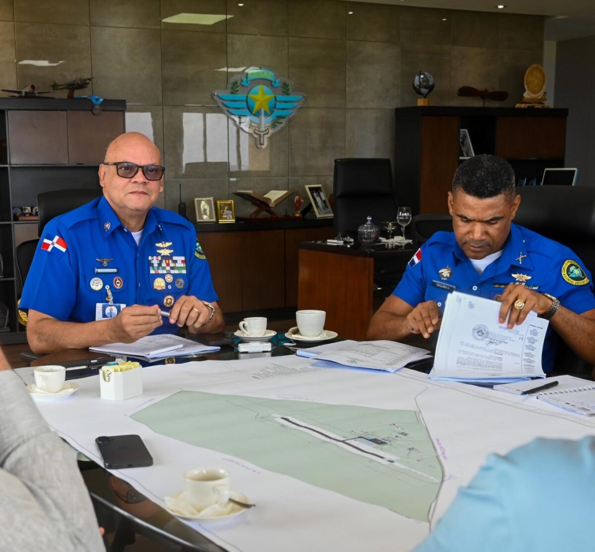 El director general del Cuerpo Especializado en Seguridad Aeroportuaria y de la Aviación Civil, CESAC, el general de brigada piloto Enmanuel Souffront Tamayo FARD, durante la firma del acuerdo con Adolfo Ramírez encargado del Aeropuerto Cabo Rojo, acompañado por los arquitectos Antonio Imbert y Giovanny Lagares de la Corporación Turística de Cabo Rojo.