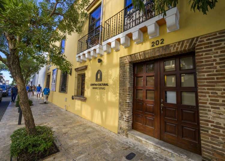 El Centro Cultural Banreservas está ubicado en la calle Isabel la Católica, en la Ciudad Colonial de Santo Domingo, uno de los espacios culturales más activos del centro histórico capitalino.