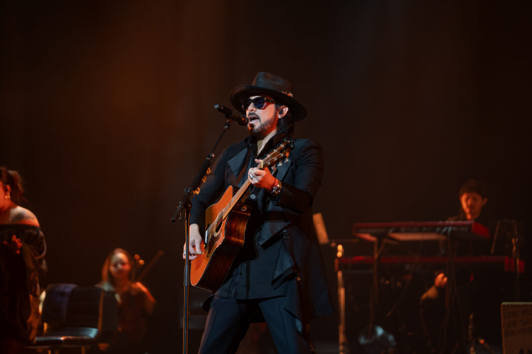 La Sala Carlos Piantini del Teatro Nacional no fue un escenario esa noche: fue un instrumento más, y Beto Cuevas lo tocó con precisión absoluta convirtiendo el espacio en un refugio de nostalgia, intimidad y puro rock