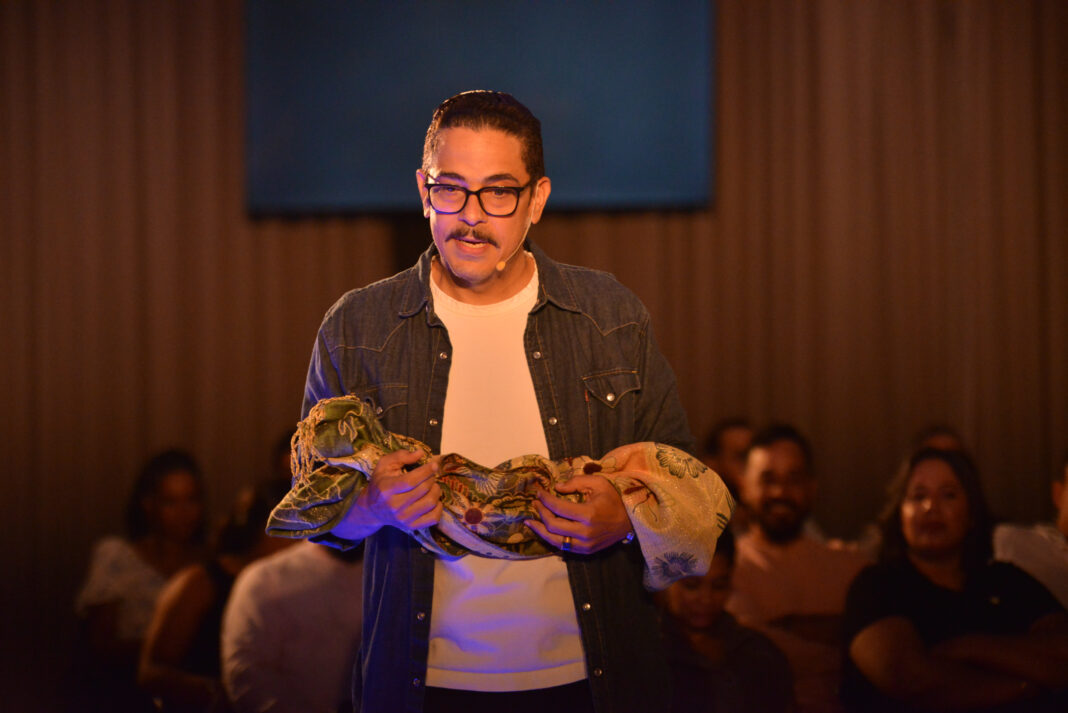 La adaptación dominicana del texto del dramaturgo británico Duncan Macmillan llegó a Escenario 360 como una experiencia íntima e inmersiva donde el público dejó de ser espectador para convertirse en parte viva de la historia, bajo la producción de la Compañía de Teatro Niní Germán.