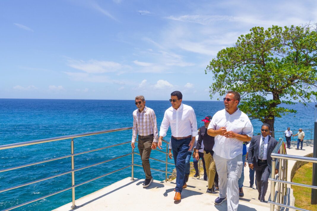El ministro David Collado recorrió este martes el tramo final de la obra junto a arquitectos, ingenieros y medios de comunicación. · Foto: MITUR / Archivo Vive Dominicana