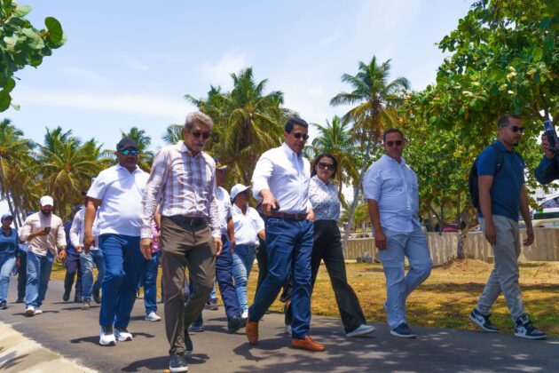 David Collado durante su recorrido de supervisi&oacute;n de la segunda etapa del Malec&oacute;n de Santo Domingo Este 2