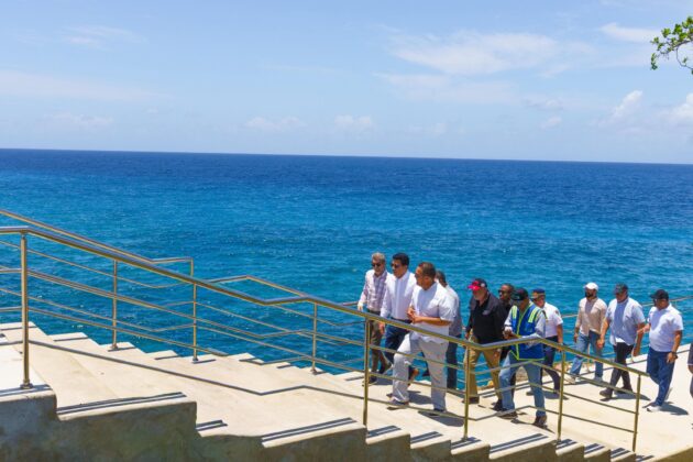 David Collado durante su recorrido de supervisi&oacute;n de la segunda etapa del Malec&oacute;n de Santo Domingo Este 2