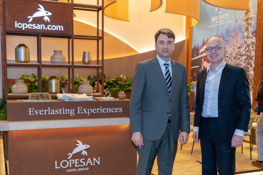 El director comercial de Lopesan Hotel Group, Juan Santana, junto al CEO de Thynk.cloud, Pascal Petit, durante el encuentro mantenido en Berlín en el marco de la ITB_2