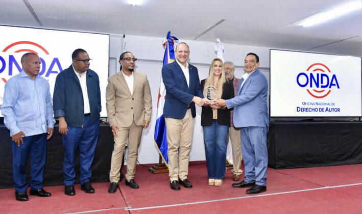 El director de la ONDA, Jos&eacute; Ruben Gonell Cosme entrega placa de reconocimiento al alcalde Rodr&iacute;guez