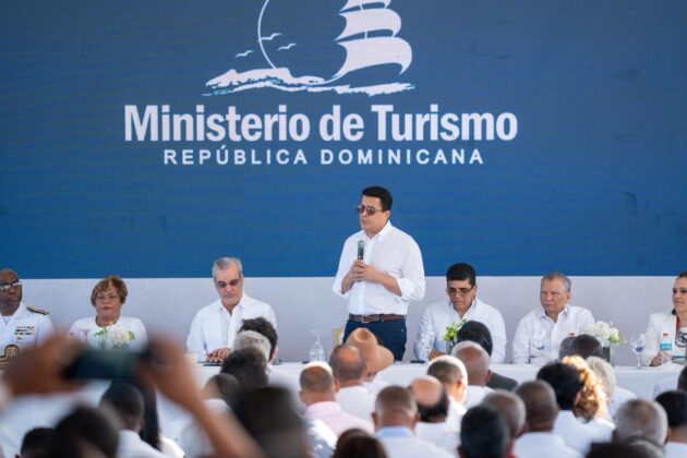 El ministro de Turismo, David Collado, mientras hablaba en la inauguracion del Malec&oacute;n de SDE. 2