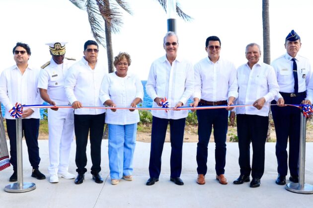 El presidente Luis Abinader hace el corte de cinta para dejar inaugurado el Malec&oacute;n de SDE