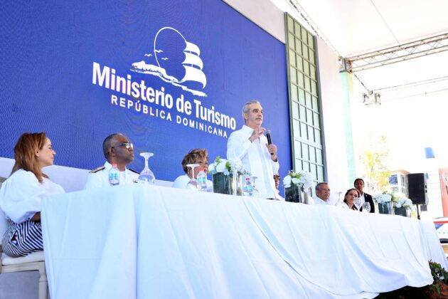 El presidente Luis Abinader mientras hablaba en la inauguracion del Malec&oacute;n de SDE