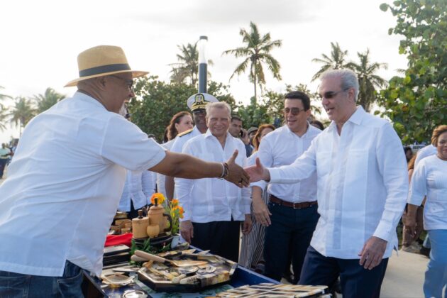 El presidente Luis Abinader saluda a un artesano durante el acto de inauguracion del malec&oacute;n de SDE.