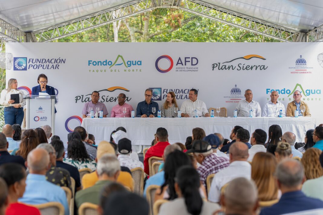 La inauguración contó con representantes del Fondo Agua Yaque del Norte (FAYN), Plan Sierra, la Agencia Francesa de Desarrollo (AFD), autoridades municipales, líderes comunitarios y ejecutivos del Grupo Popular y la Fundación Popular.