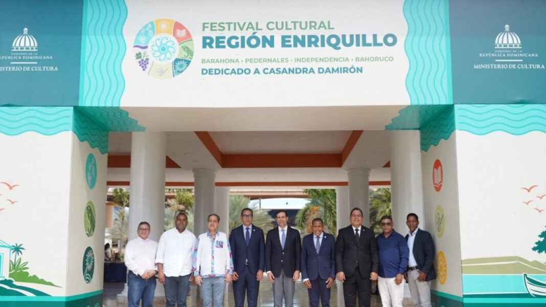 En el Festival Cultural de la Región Enriquillo 2026, el ministro de Cultura, Roberto Ángel Salcedo, estuvo acompañado por senadores de todas las provincias participantes