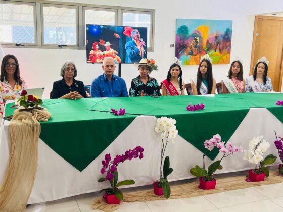 Mesa principal en la Rueda de Prensa para anunciar la edici&oacute;n 15 del Festival de las Flores de Jarabacoa