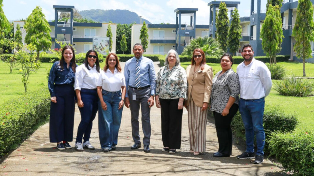 Reunidos en el Centro Tecnológico Hermanas Mirabal, destacan en la imagen Rayza Pichardo, Fernelys Berigüete Otaño, Cristobalina Medina, Aguie Lendor, Porfirio Quezada, Ashley Acosta, Diana Bonetti, y Malú Vásquez.