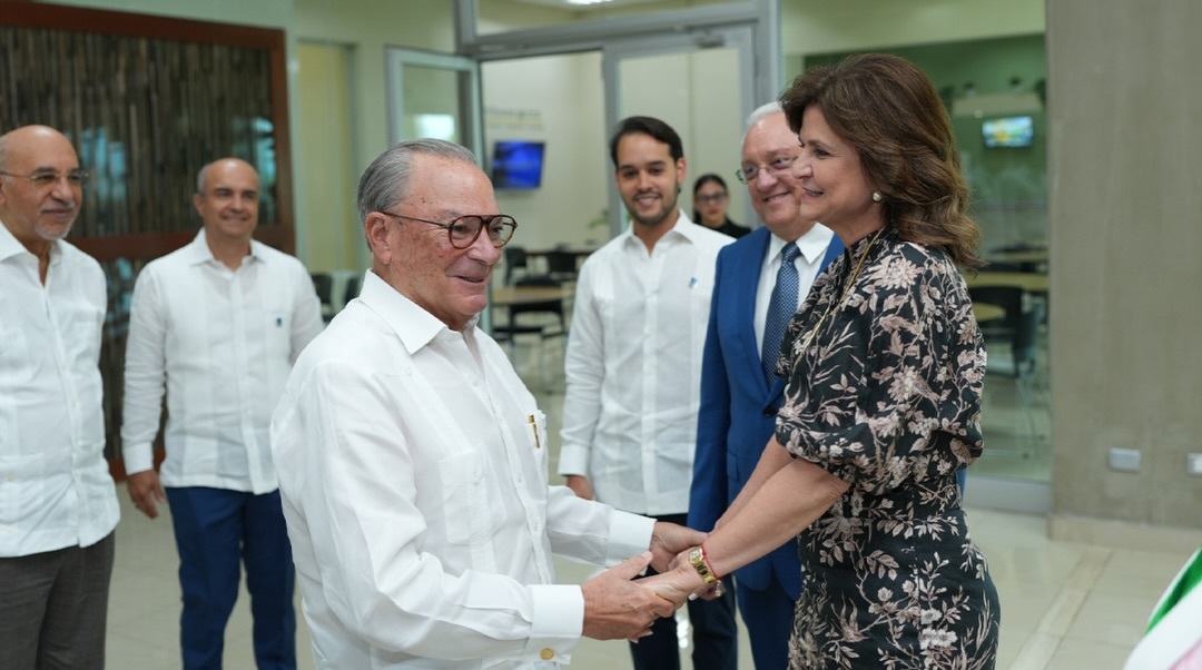 Frank Rainieri y la vicepresidenta Raquel Peña conversan durante el Almuerzo de Capex.