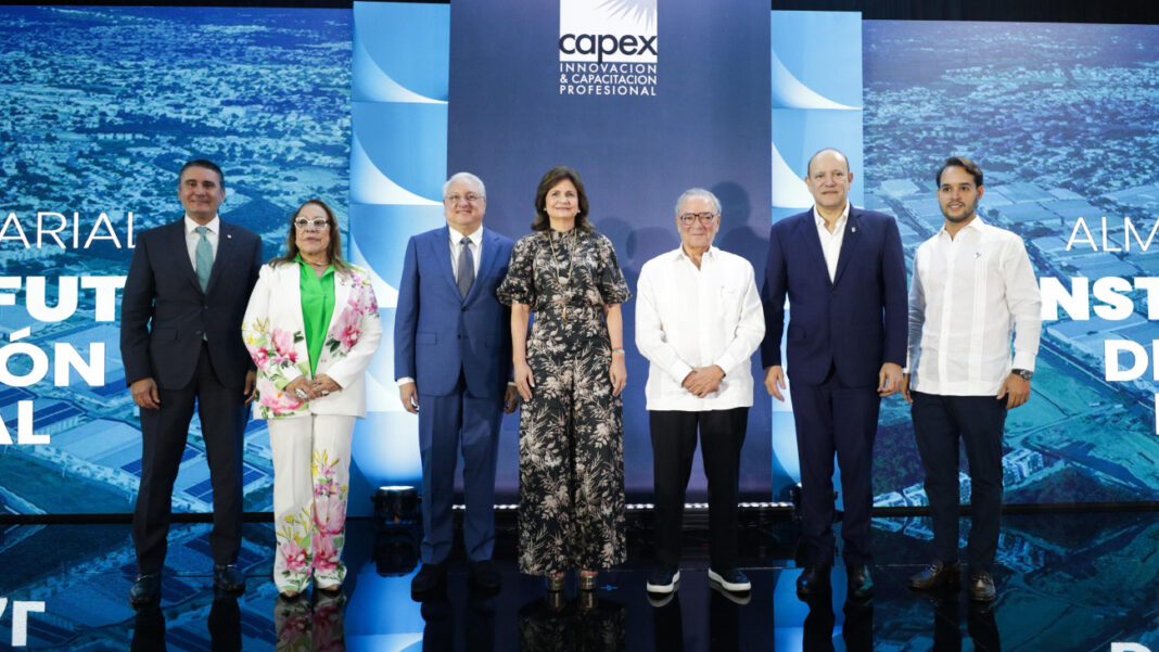 Frank Rainieri y la vicepresidenta de la República, Raquel Peña, junto a los directivos de Capex