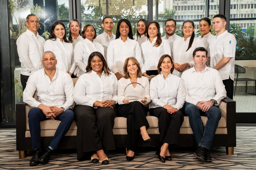 Foto del personal del hotel Santiago al momento de celebrar la certificación AAA Four Diamonds, otorgada por la American Automobile Association.