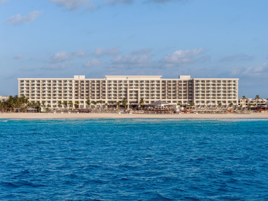 Con una ubicación ideal entre la tranquila laguna Nichupté y las vibrantes aguas turquesas del mar Caribe, el Hyatt Zilara Cancún presenta nuevas mejoras inspiradas en el paisaje local de manglares, arrecifes, flora y fauna, honrando la belleza natural,