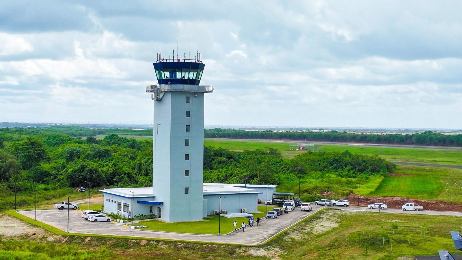 IDAC, DA y FARD inauguran torre de control y sistema de balizamiento de pista en la Base Aérea de San Isidro 1