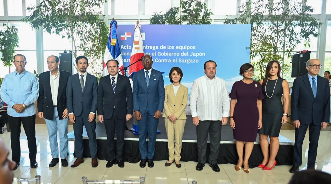Funcionarios del gobierno de Japón y del gobierno dominicano durante el acto de donación de equipos al país para ayudar a minimizar el impacto del sargazo en las costas dominicanas.