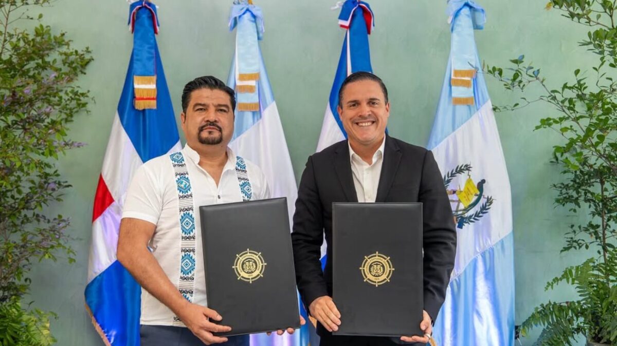 Jean Luis Rodríguez, director ejecutivo de Apordom, y el director general de la Comisión Portuaria Nacional de la República de Guatemala, Leonel Alberto Molina Cabrera, presentan el documento tras la firma del acuerdo.