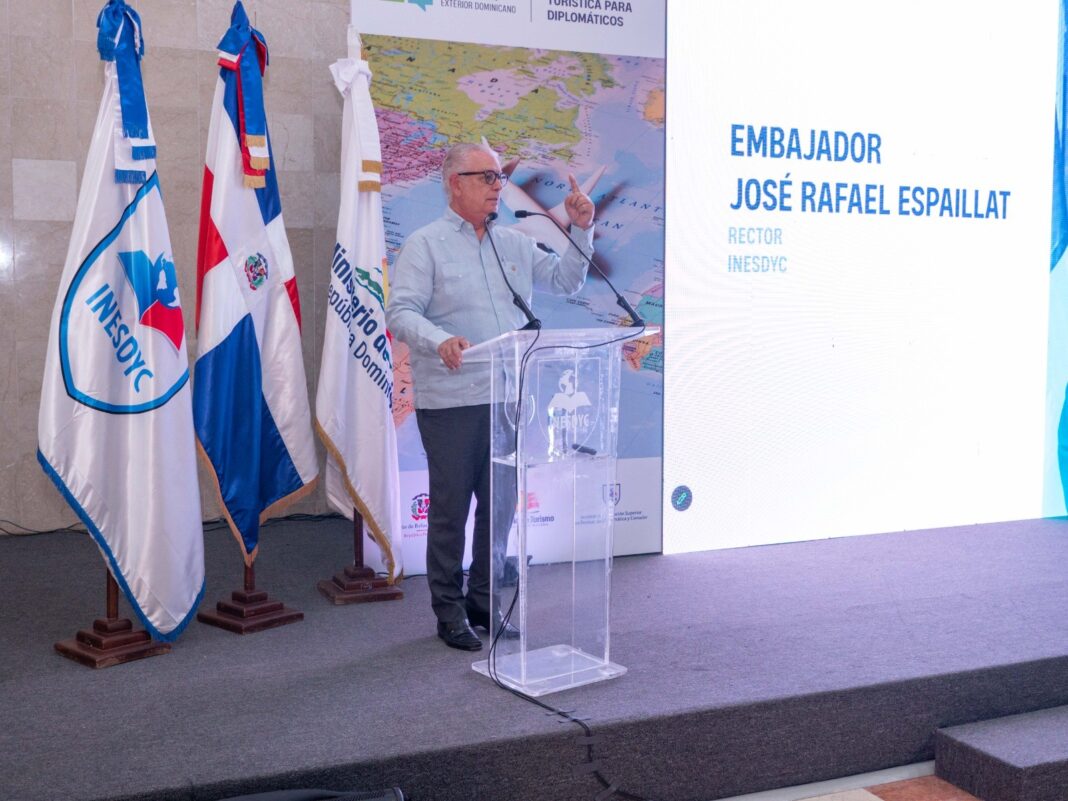 José Rafael Espaillat, embajador-rector del INESDYC, en la apertura del curso “Formación Turística para Diplomáticos”.