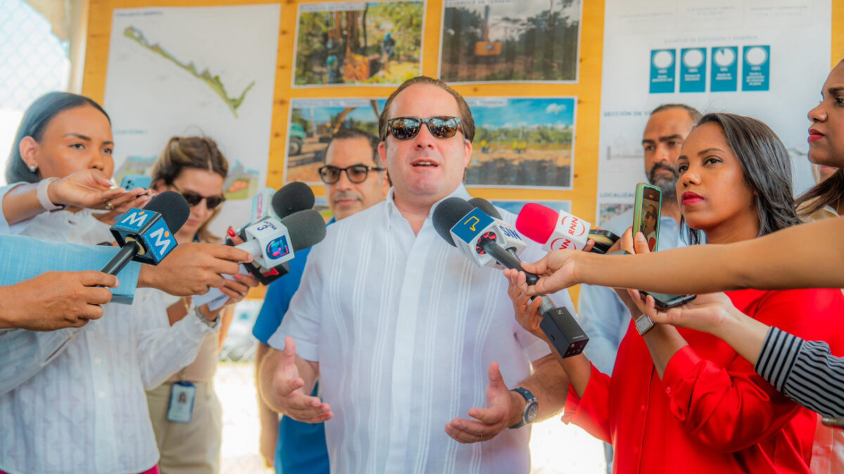 El ministro de la Presidencia supervisó el proyecto ejecutado por URBE, que impactará a más de 62,800 habitantes e incluye recuperación ambiental, obras viales y reubicación e indemnización de 365 familias.