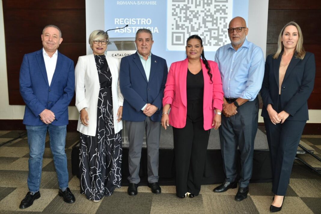 La Asociación de Hoteles La Romana-Bayahíbe presentó ante ADOMPRETUR su agenda estratégica con 22 iniciativas distribuidas en cinco pilares; el destino mantiene el índice más alto de visitantes repetidores del país y cerró 2025 con cerca del 86% de ocupación.