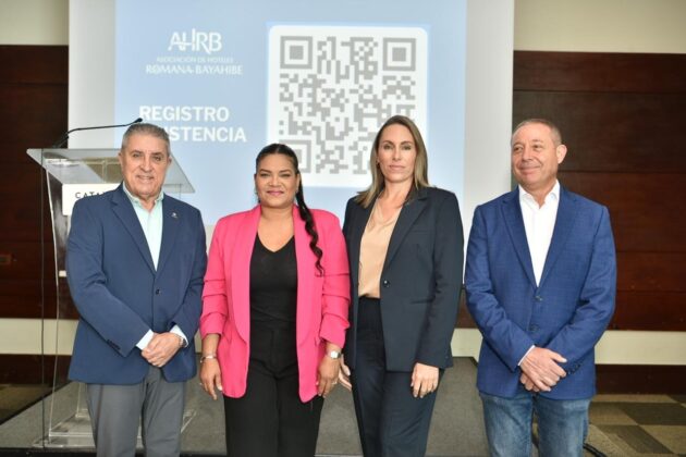 Andres Fern&aacute;ndez y Ana Mar&iacute;a Sotoca junto a Sara Hern&aacute;ndez, presidenta de Adompretur