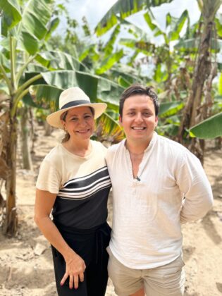 Luisa Feliz y Calixto Serna en plantacion de platanos