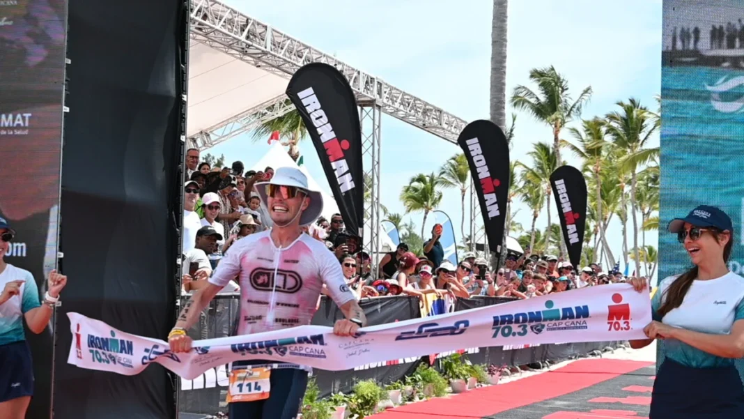 El atleta francés Mathieu Lapeye a su llegada a la meta para ganar el Ironman 70.3 Cap Cana 2026.