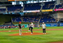 Turismo y Arajet promueven República Dominicana en juego de los Miami Marlins contra los Mets El encuentro entre los Marlins y los Mets en Miami, decenas de tour operadores y agentes de viajes pudieron vivir una experiencia inmersiva de la cultura dominicana en el área Beach Club del LoanDepot Park.