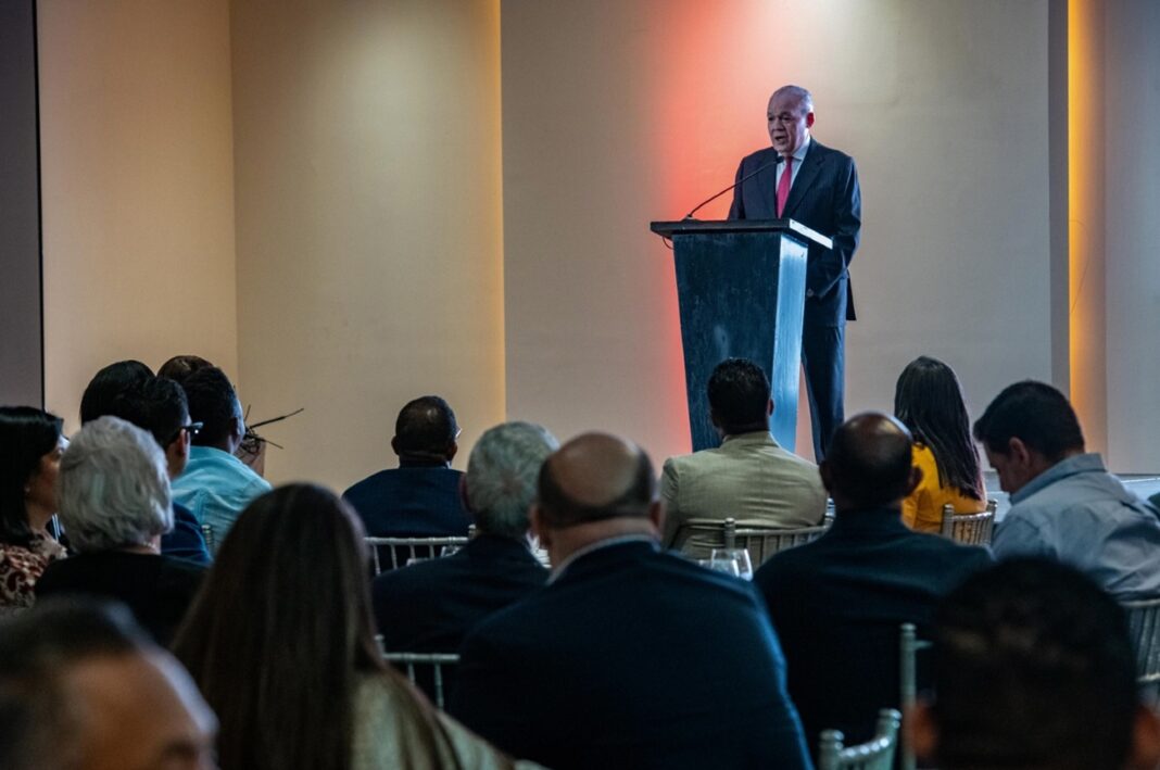 Durante un conversatorio tras su coferencia Organización Nacional de Empresas Comerciales (ONEC), titulado 