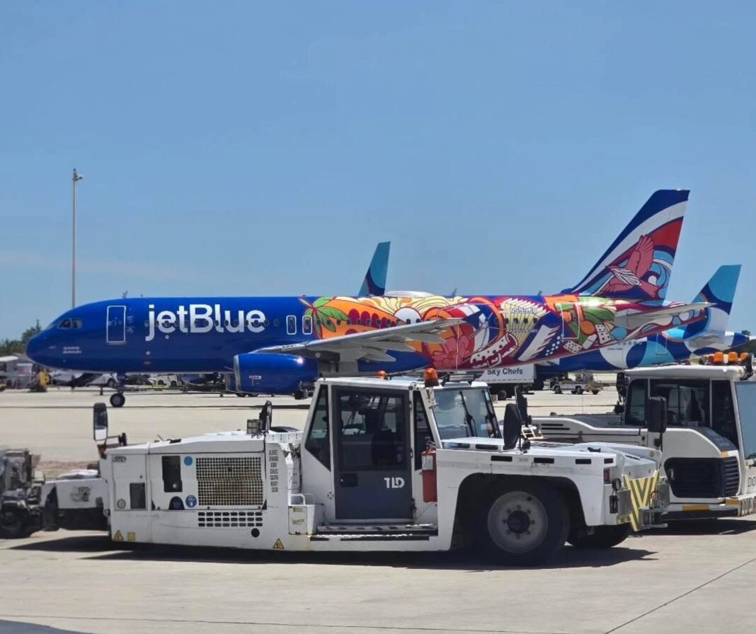 La aerolínea retirará conexiones hacia Santo Domingo y Punta Cana desde Nueva Jersey pero las continuará desde Nueva York mientras expande operaciones en otros mercados del Caribe y Florida