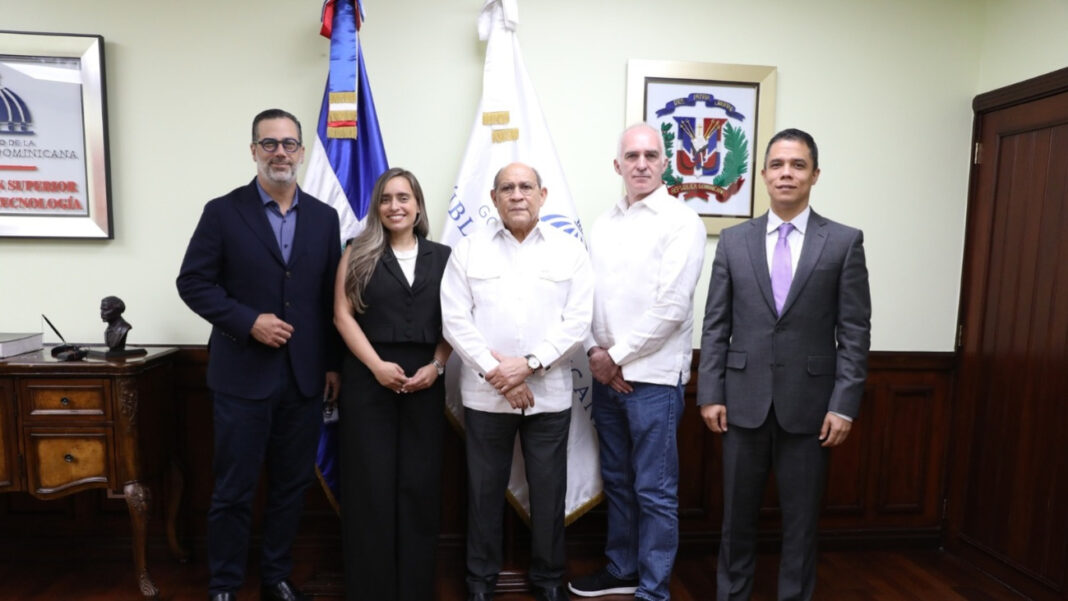 Rafael Santos de la Mescyt y Manuel Luna de Arajet destacaron que la alianza busca preparar talento dominicano en aviación ante el crecimiento de aeropuertos y líneas aéreas del país.