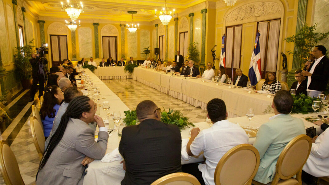 Durante el encuentro en el Palacio Nacional el ministro de Turismo informó que ya iniciaron el diseño y el proceso para recuperar el Teatro Agua y Luz, incluyendo un techado que permita realizar actividades, aunque el clima no favorezca.