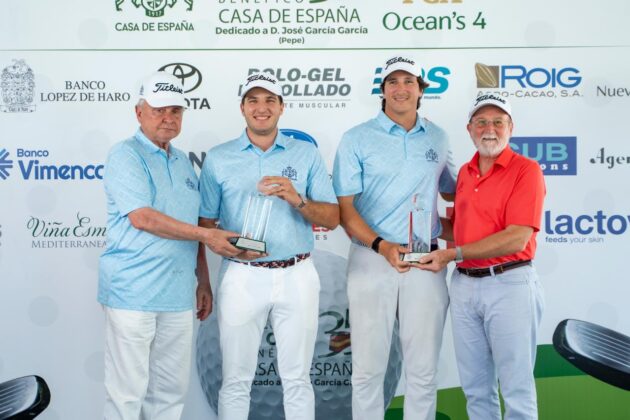 Segundo Rodr&iacute;guez E Ignacio M&eacute;ndez Entregando La Copa Casa De Espa&ntilde;a A Los Jugadores Bol&iacute;var Batista y Milton Franco Garc&iacute;a.