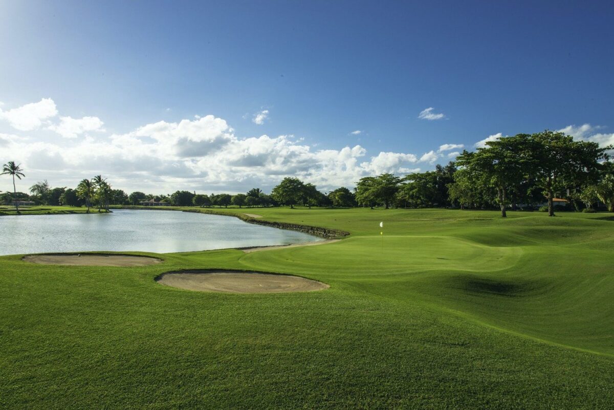 En La Romana–Bayahibe, el golf no es solo un deporte de élite. Es una herramienta de posicionamiento internacional, una puerta para atraer inversiones y una experiencia que ayuda a definir la identidad sofisticada del destino.