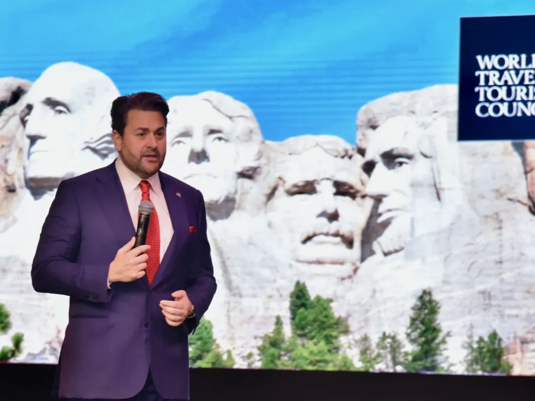 Su Excelencia, el Embajador Nick Adams, Enviado Presidencial Especial de Estados Unidos para el Turismo.