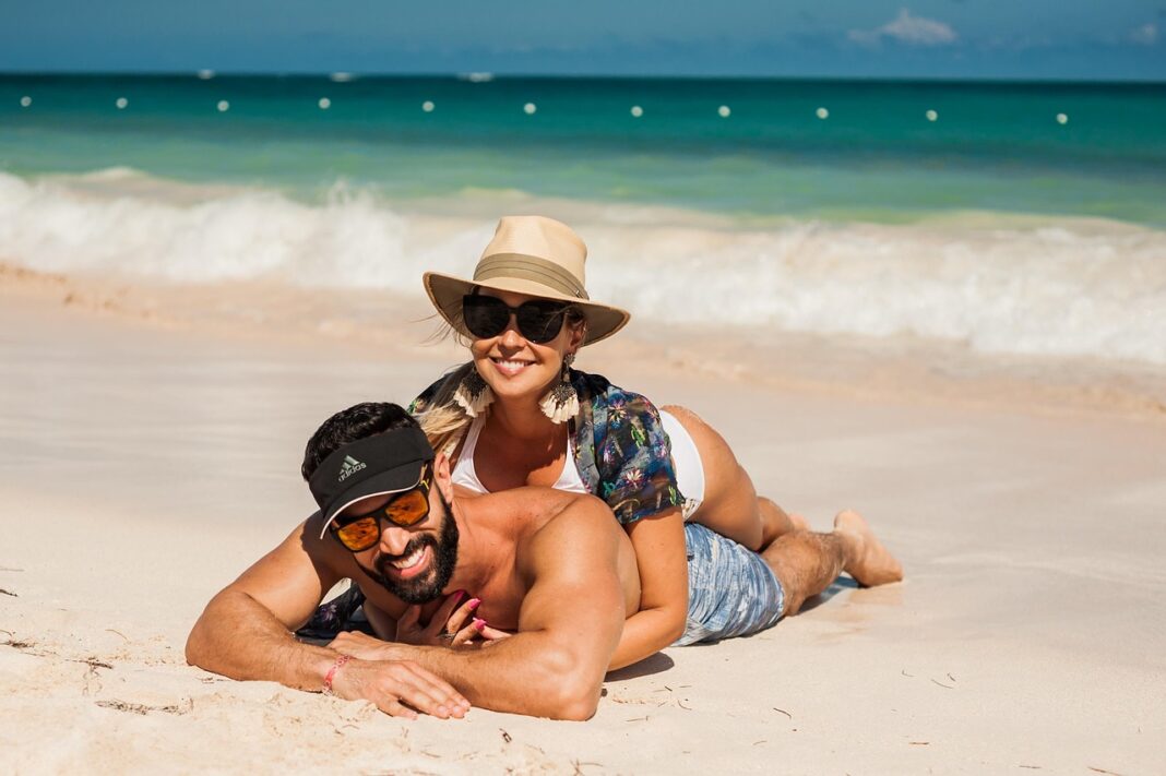 El 49% de los turistas encuestados eligió República Dominicana principalmente por la calidad de sus playas. El clima fue el segundo motivador con el 16.3%, seguido de la hospitalidad con el 11.4%, la visita a amigos y relacionados con el 9.6% y los precios razonables con el 4.7%.