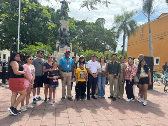 Momento del acto en el Parque Duarte de la Zona Colonial de Santo Domingo en que se anunci&oacute; Turizoneando Verano 2026.