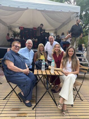 Momento del acto en el Parque Duarte de la Zona Colonial de Santo Domingo en que se anunci&oacute; Turizoneando Verano 2026.