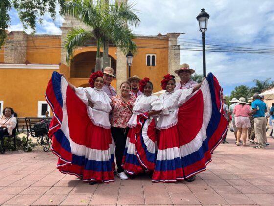 Momento del acto en el Parque Duarte de la Zona Colonial de Santo Domingo en que se anunci&oacute; Turizoneando Verano 2026.