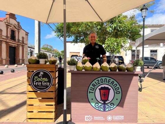 Momento del acto en el Parque Duarte de la Zona Colonial de Santo Domingo en que se anunci&oacute; Turizoneando Verano 2026.