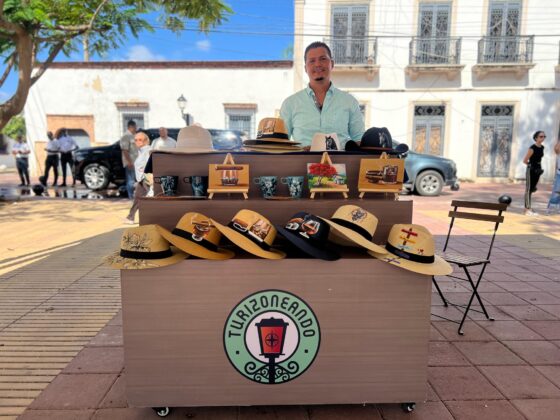 Momento del acto en el Parque Duarte de la Zona Colonial de Santo Domingo en que se anunci&oacute; Turizoneando Verano 2026.
