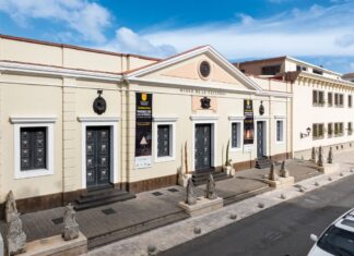 La historia y la fe toman vida en la Ciudad Colonial durante la “Noche Larga de Museos” en el Museo de la Catedral Vista de la fachada del Museo 2
