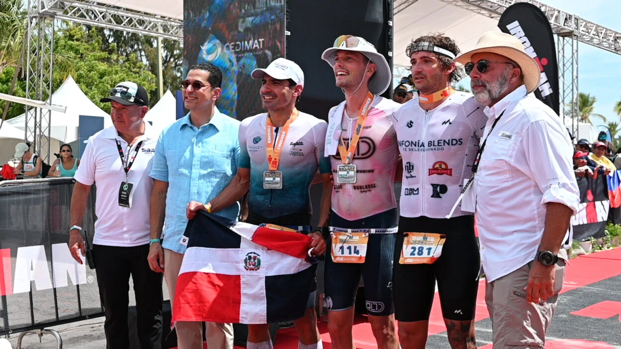 Wilber Anderson, Jorge Subero Medina y Javier Herrera junto a los primeros tres competidores que llegaron a la meta en el Ironman 70.3 Cap Cana 2026, el francés Mathieu Lapeyre, primer lugar, el uruguayo Lucas Cancela, segundo puesto y el dominicano Erick García Rossi que superó su propio récord este año.
