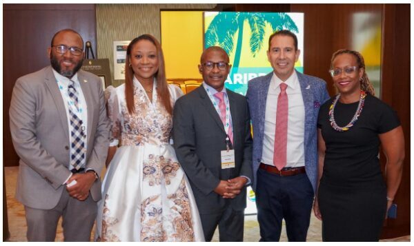 En la imagen figuran de izquierda a derecha Peter Mayers, director USA, Barbados Tourism Marketing Inc. (BTMI); Dona Regis-Prosper, Secretary-General & CEO, Caribbean Tourism Organization; lan Gooding-Edghill, Chairman of CTO and Minister of Tourism and International Transport, Barbados; José Freig, Vice President, International Operations, American Airlines; and Andrea Franklin, Chairman of the CTO Board of Directors and CEO, Barbados Tourism Marketing Inc. (BTMI).