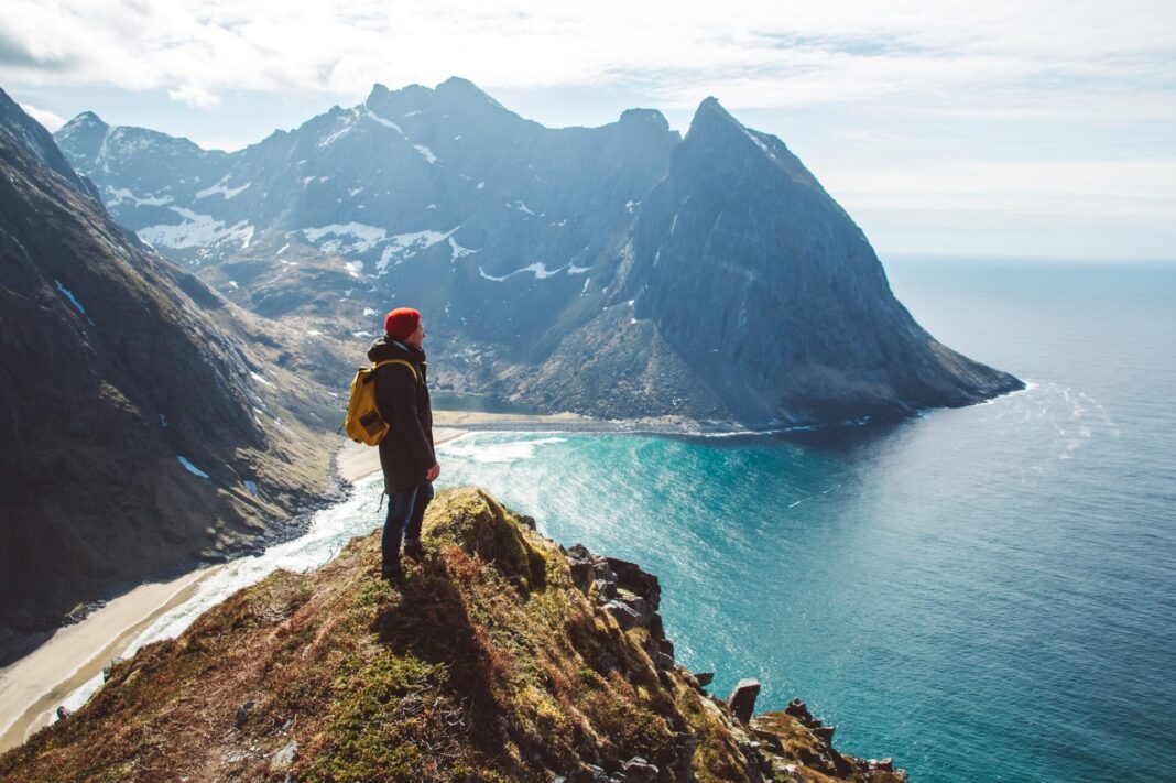 El Índice Global de Confianza en los Viajes 2026 concluye que, aunque las condiciones económicas y políticas están obligando a los consumidores a viajar de forma más estratégica, la necesidad de vivir experiencias significativas continúa impulsando la demanda turística mundial.
