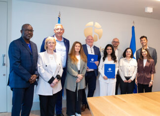 ONU Turismo y la ITF lanzan un plan de acción sobre las mujeres en el transporte turístico Shaikha Al Nuwais, secretaria general de ONU Turismo, junto a Stephen Cotton, secretario general de la ITF, al centro, junto a funcionarios de ambas instituciones durante la presentación del Informe mundial sobre las mujeres en el transporte turístico.