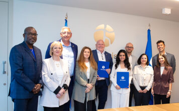 ONU Turismo y la ITF lanzan un plan de acción sobre las mujeres en el transporte turístico Shaikha Al Nuwais, secretaria general de ONU Turismo, junto a Stephen Cotton, secretario general de la ITF, al centro, junto a funcionarios de ambas instituciones durante la presentación del Informe mundial sobre las mujeres en el transporte turístico.